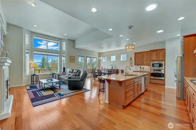 Many call the Hemlock floor plan The Perfect House and the fantastic great room is one of the reasons. With walls of windows and exaggerated ceilings, this room is amazing for entertaining.