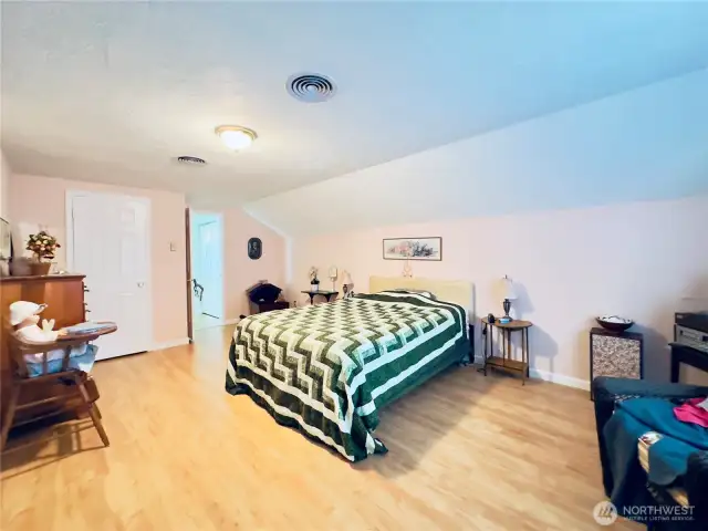 Upstairs oversize bedroom