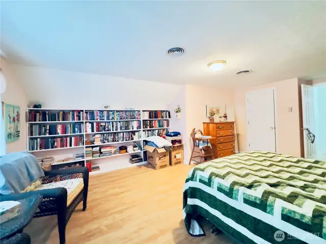 Upstairs oversize bedroom