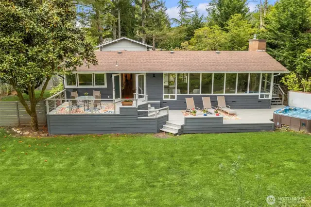 Wall of windows, expansive deck and hot tub overlooking Issaquah Creek - pure serenity!