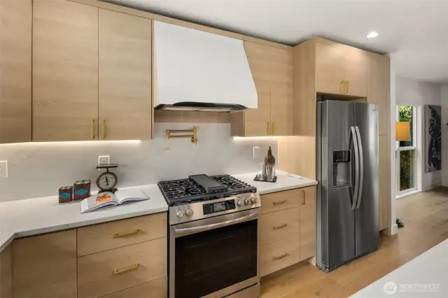 Gas Range Oven fully equipped with pot filler
