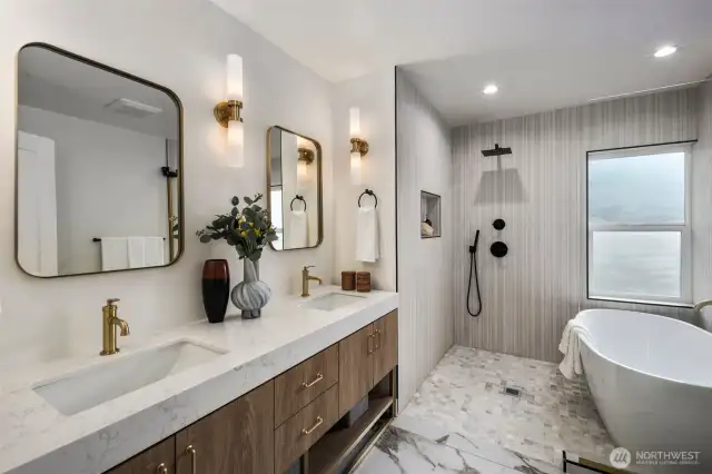 En Suite 5 piece Bathroom w/heated floors