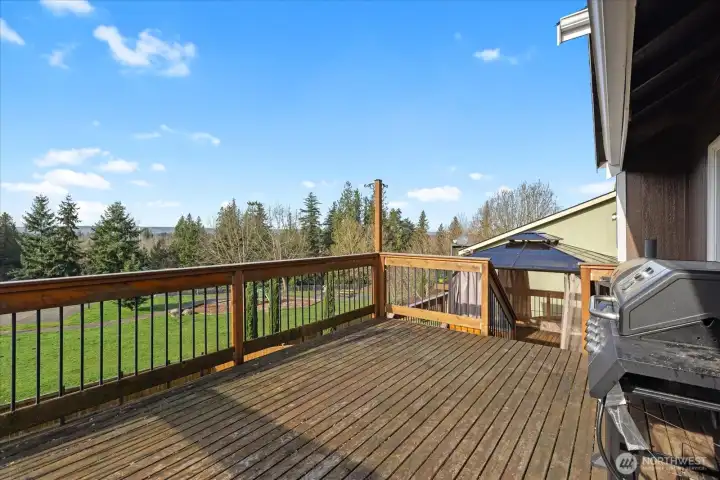 Huge upper deck off dining room overlooking back yard and adjoining park.  Great for BBQing & entertaining!