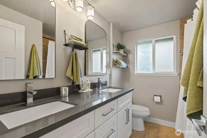 Main floor full bathroom