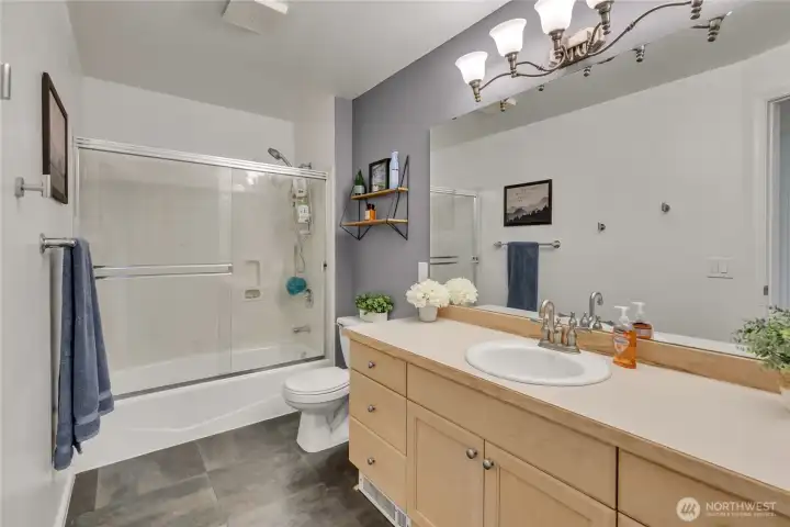 Full bathroom - a fresh and comfortable space.