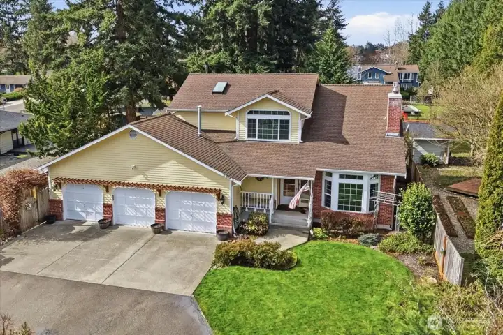 Short walk to Lake Meridian Park, swimming, fishing, boating close by.