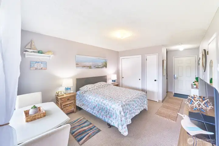 Efficient studio layout with convenient access to the kitchenette and 3/4 bath. Less time doing chores = more beach time!