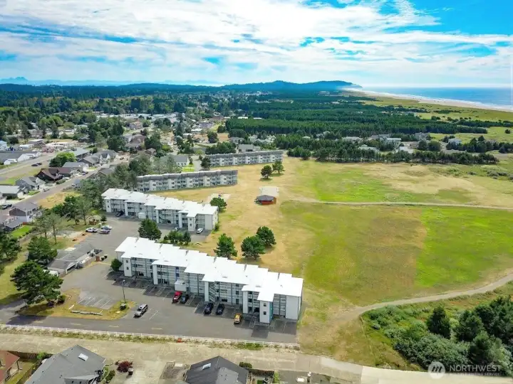 Steps from the head of the 8-mile paved Discovery Coast Trail all the way to Cape Disappointment —an unbeatable draw for renters who want to bike, walk, and explore straight from the property.