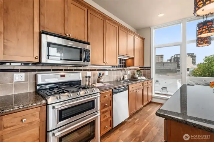 the double oven is a bonus for special occasions and entertining. Look at all the counter and cabinet space!