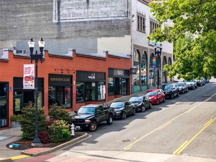 Several boutique businesses and restaurants are conveniently located oursite your door, along market Street and St. Helen's.