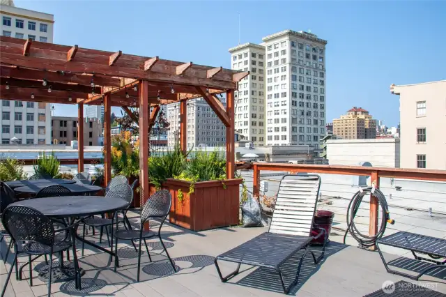 Roof top deck with plenty of seating and BBQ Grill