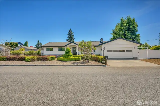 Picture perfect rambler on over 11000 corner lot. Space for your RV, boat, garden space offers unlimited possibilities. Enjoy views of Mt Rainier to the East. Just minutes to downtown Puyallup.