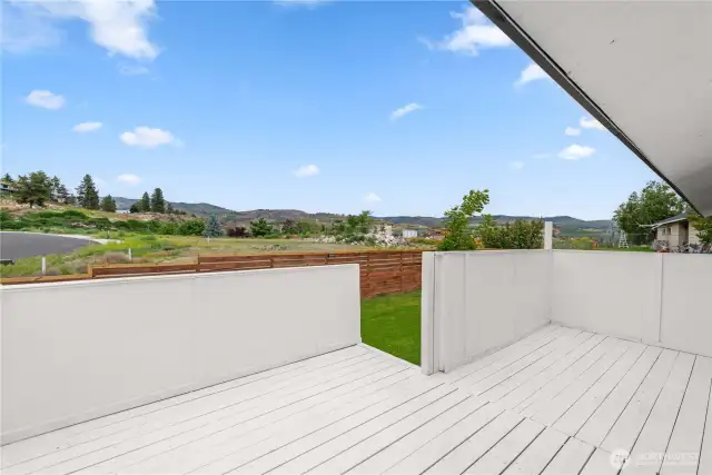 Nice sized deck, perfect for entertaining.