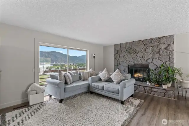 Easy to manage laminate floors, wood burning firelplace