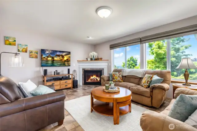 Open concept livingroom, dining and kitchen area. Great for entertaining!