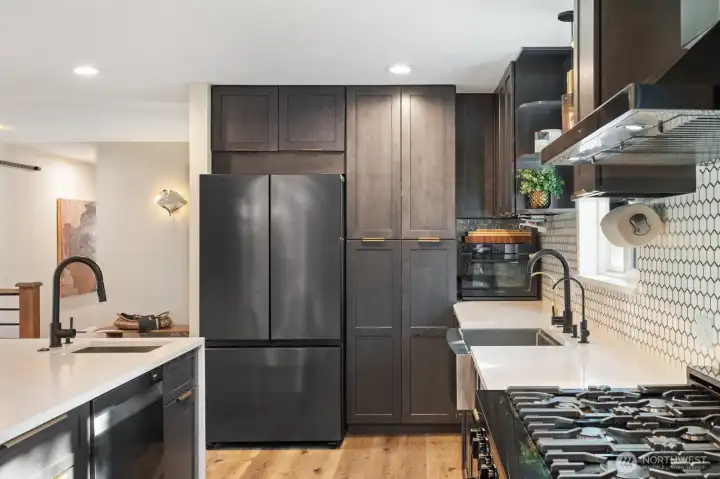 6 burner gas stove, appliance garage and the 2nd DW