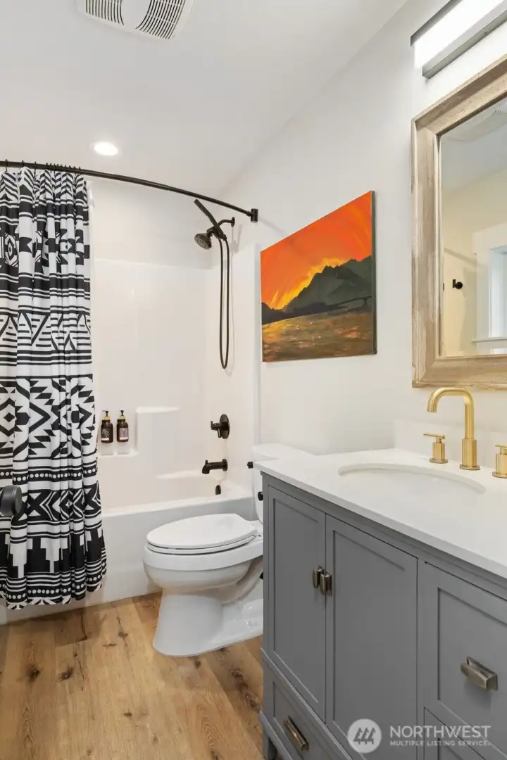 2nd suite private bath with shower/tub