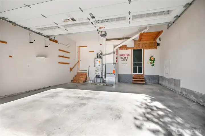 Large oversized garage with tiki bar. Can be used as a shop or entertainment spot.