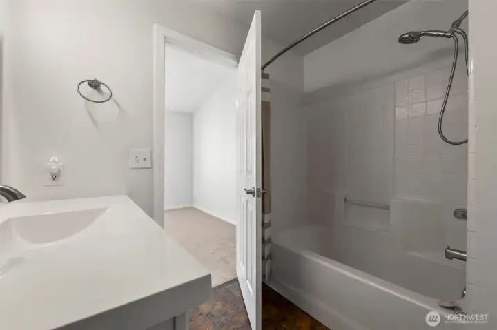 primary en-suite full bathroom