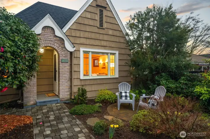 Private front courtyard