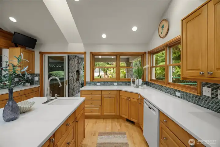 Spacious kitchen with island and breakfast bar Spacious kitchen with island and breakfast bar
