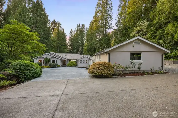 5 outbuildings including a detached huge shop / second garage 5 outbuildings including a detached huge shop / second garage