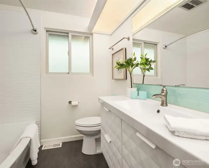 Full main bathroom
