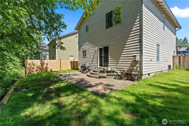 Lovely private backyard to bird-watch or watch the deer visit!