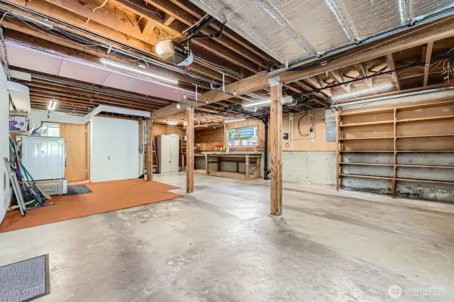 860 Sq Ft double car with full laundry room and work bench