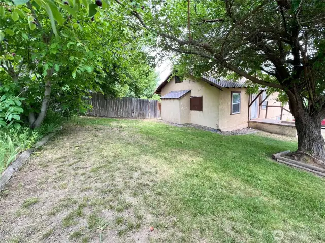 Upper front yard with shade trees - street facing/corner lot