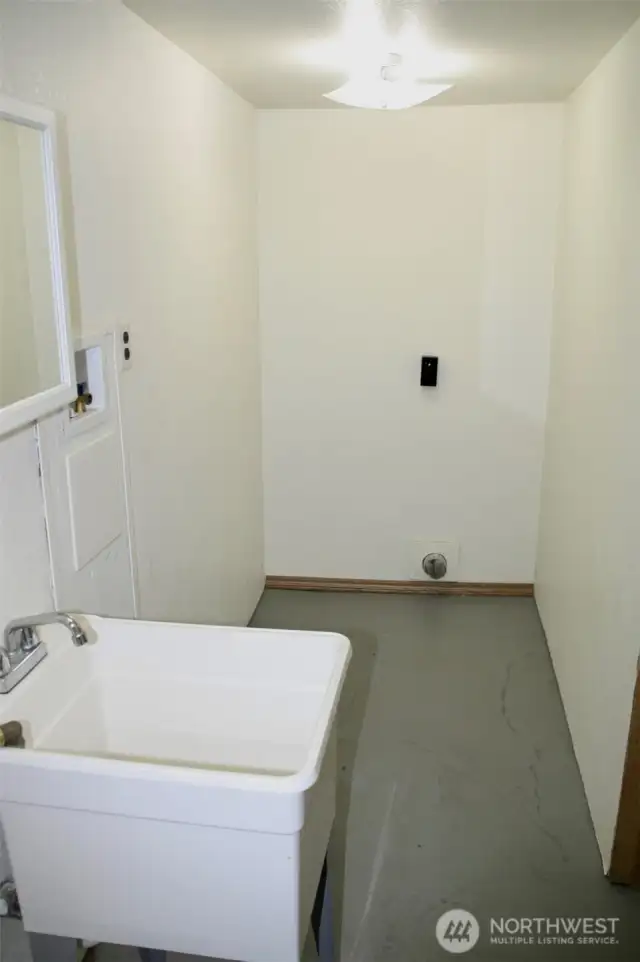 Basement 1/2 Bath + Utility