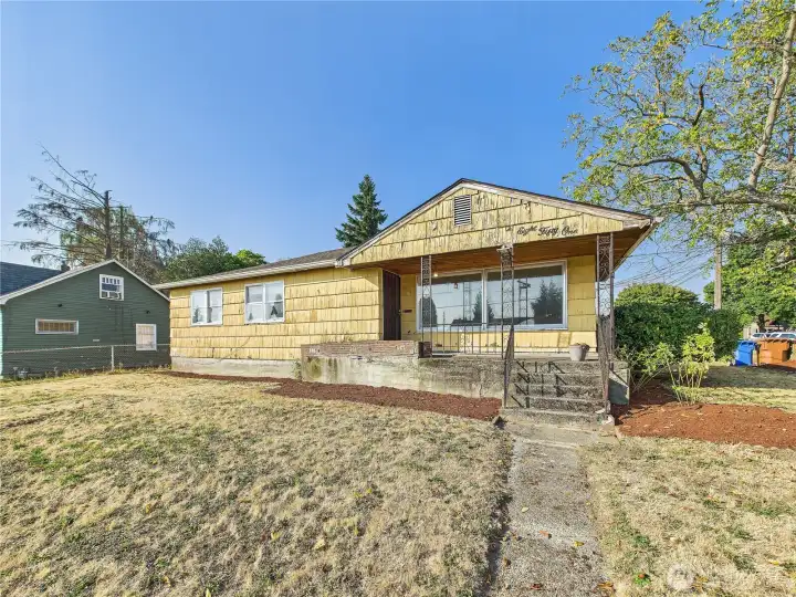 Single story home with a full basement in S Tacoma waiting for its new owner. Bring your tool belt and vision to make this home your own.