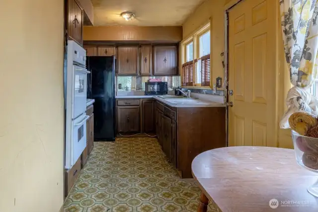 The kitchen has a circular flow with eat-in space.
