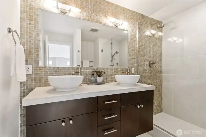 en suite with double sink vanity