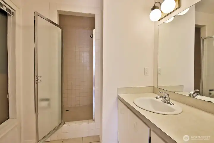 3/4 primary bathroom with ceramic tile.