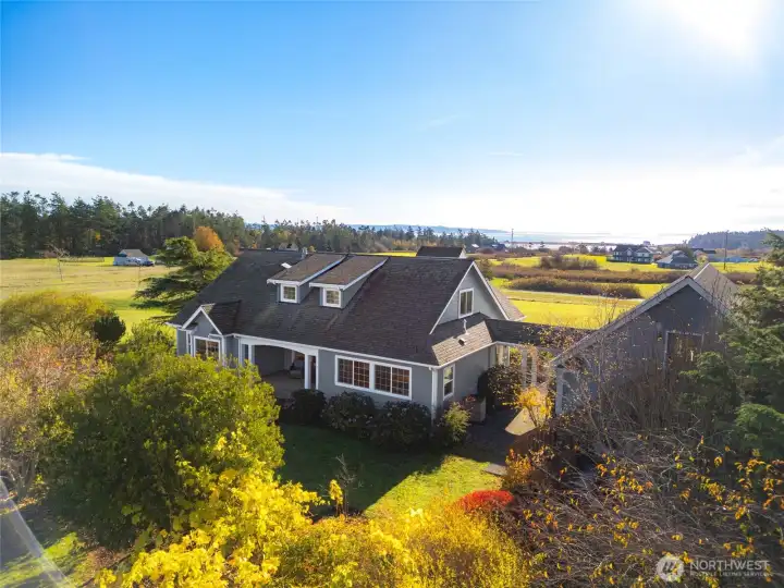 Facing due south, the home captures panoramic views stretching down Puget Sound toward Hood Canal, Foul Weather Bluff, and Admiralty Inlet. Enjoy front-row scenery of passing vessel traffic and breathtaking Mount Rainier on clear days.