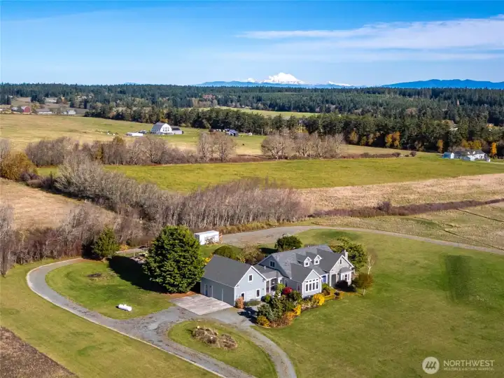 Within walking distance of coastal trails, Fort Casey State Park, the historic lighthouse, Camp Casey, and the Port Townsend ferry.