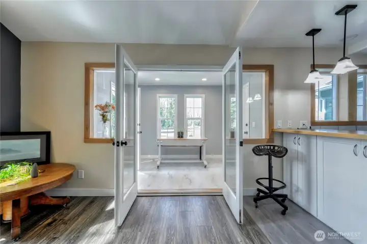 Double glass doors open into a light-filled dining space.
