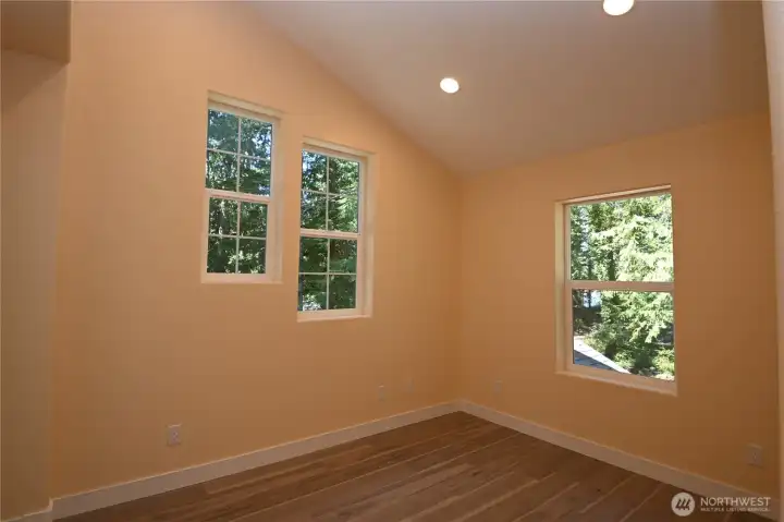 BONUS room w/vaulted ceilings