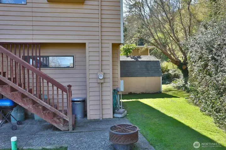 Access from the deck down to the main yard.