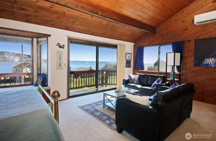 Upper Primary Bedroom w/sitting area.