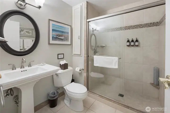 En suite bathrooms- all guest rooms have private bathrooms