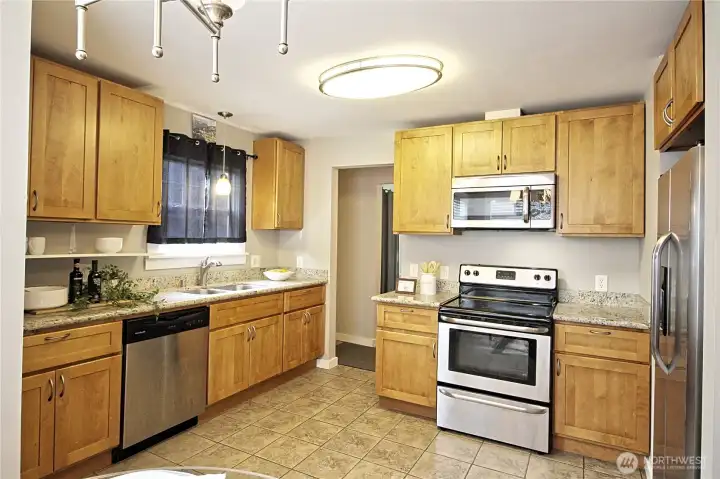 Large Kitchen w/ Granite Counters