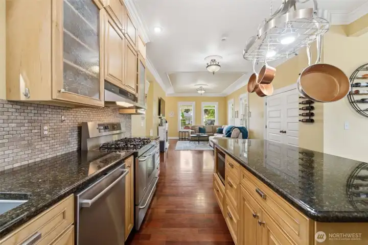 Countless cabinets to keep your kitchen clear and tidy