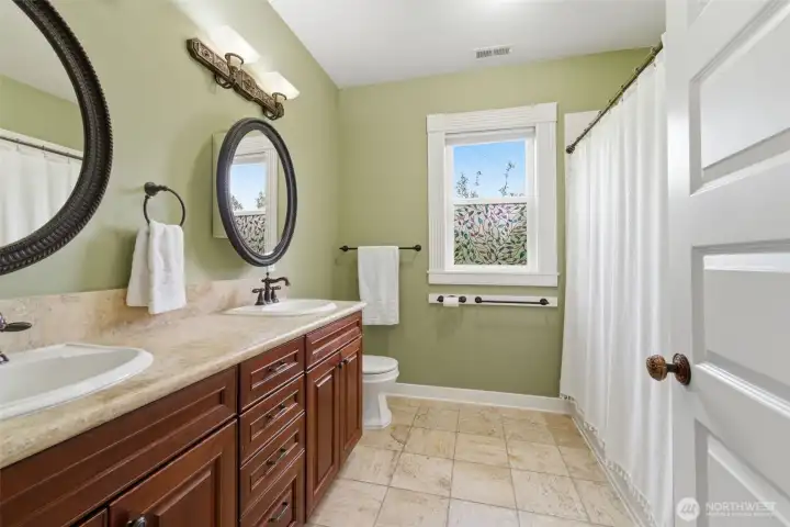 Full Bathroom between both bedrooms