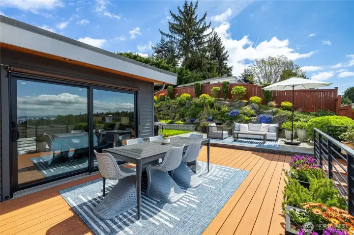 Entertainment space connects seamlessly from the kitchen. Entertainment space connects seamlessly from the kitchen.