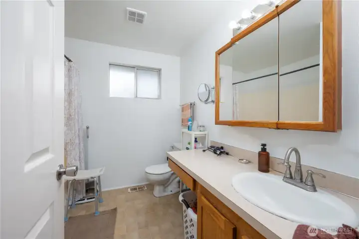 Unit A upstairs bathroom