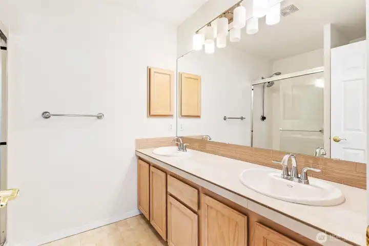 Primary en-suite