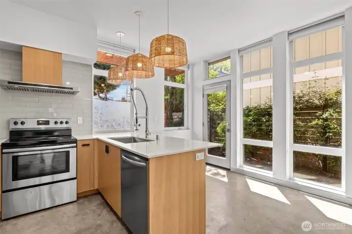Modern, warm finishes in the kitchen Modern, warm finishes in the kitchen