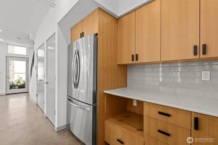 Stainless steel appliances and warm cabinets Stainless steel appliances and warm cabinets